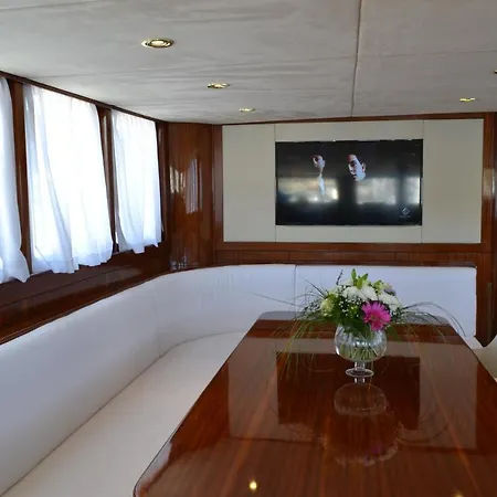 Dvi Marije Hotel en barco Palermo