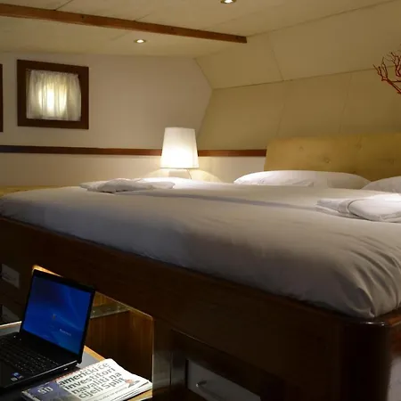 Dvi Marije Hotel en barco Palermo